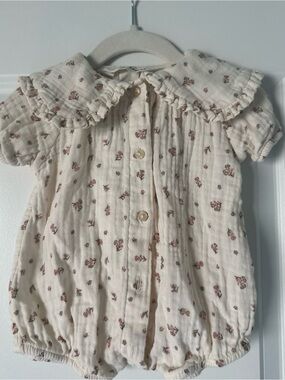 H&M Adorables Floral Baby Romper with Ruffle Collar size 1-2M